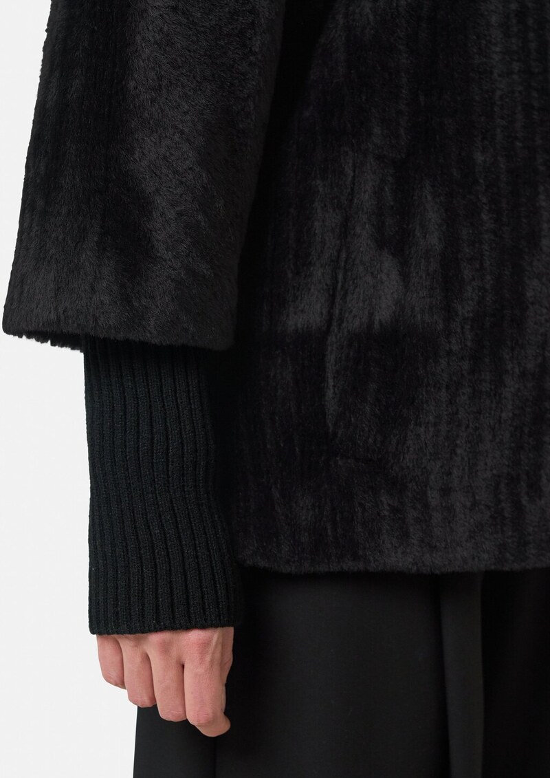 Cape aus Teddyplüsch mit Strickdetails