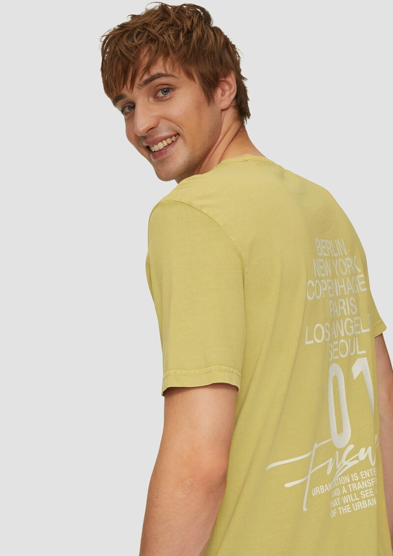 Gewaschenes T-Shirt mit Front- und Rückenprint