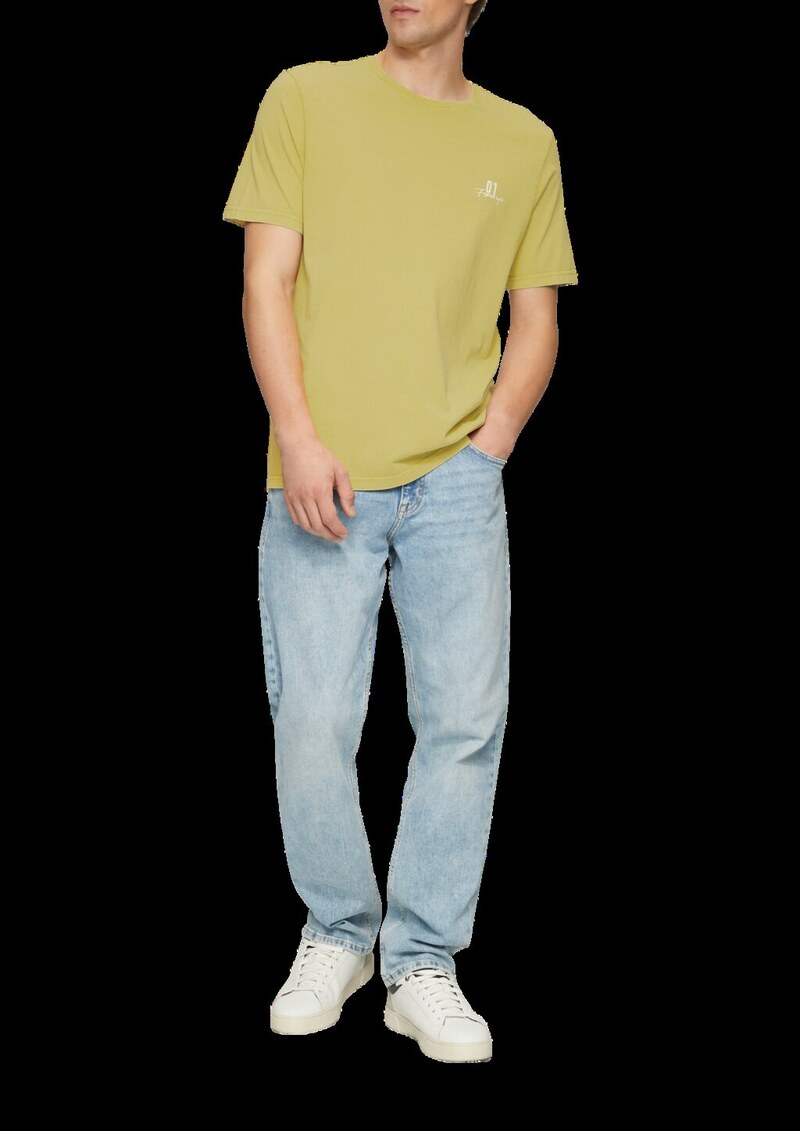 Gewaschenes T-Shirt mit Front- und Rückenprint