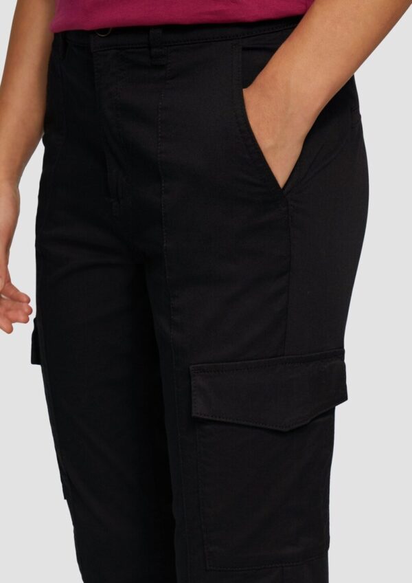 Chinohose Betsy mit Cargotaschen und Ziernähten