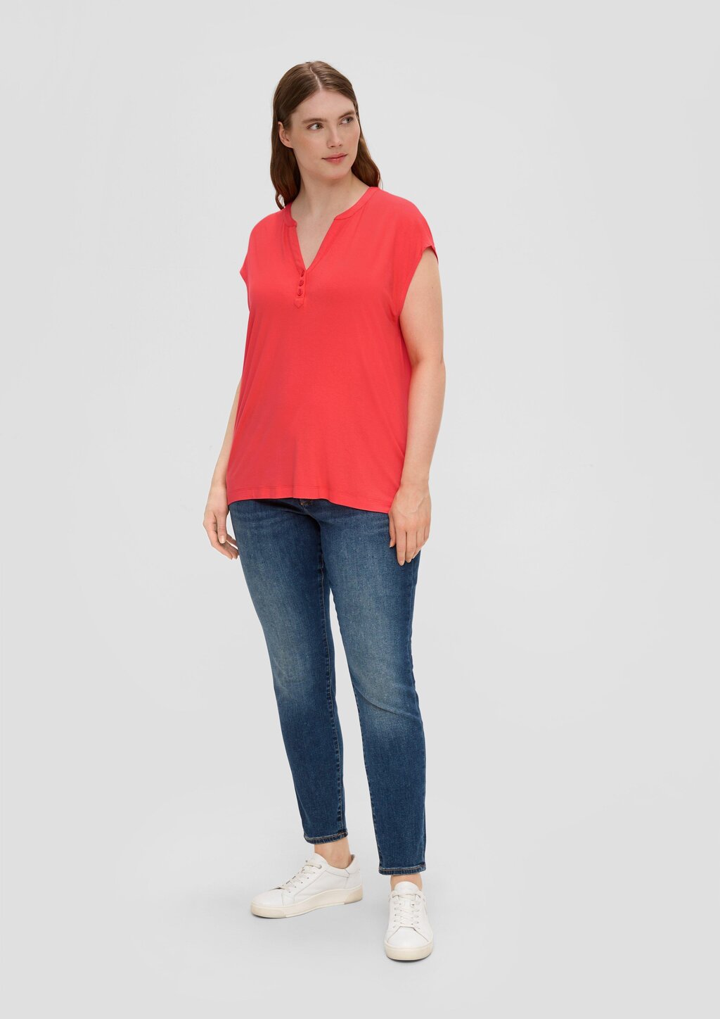 T-Shirt aus Viskosestretch mit V-Ausschnitt