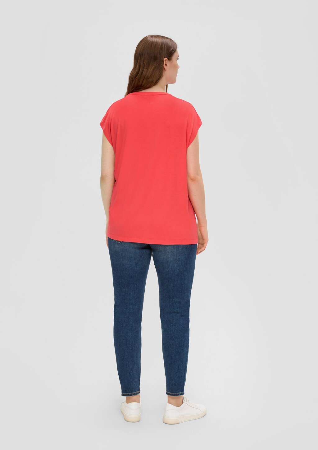 T-Shirt aus Viskosestretch mit V-Ausschnitt