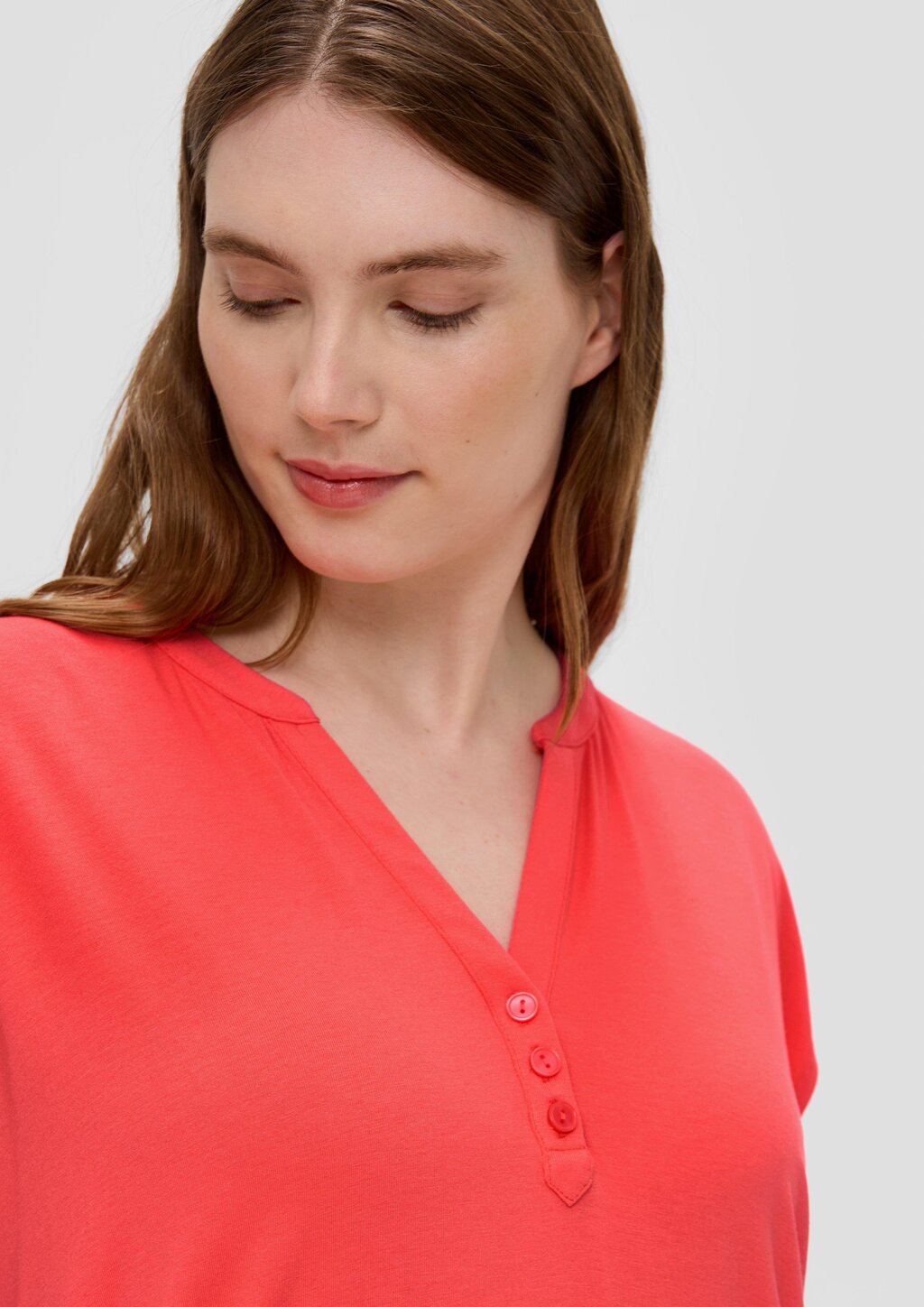 T-Shirt aus Viskosestretch mit V-Ausschnitt