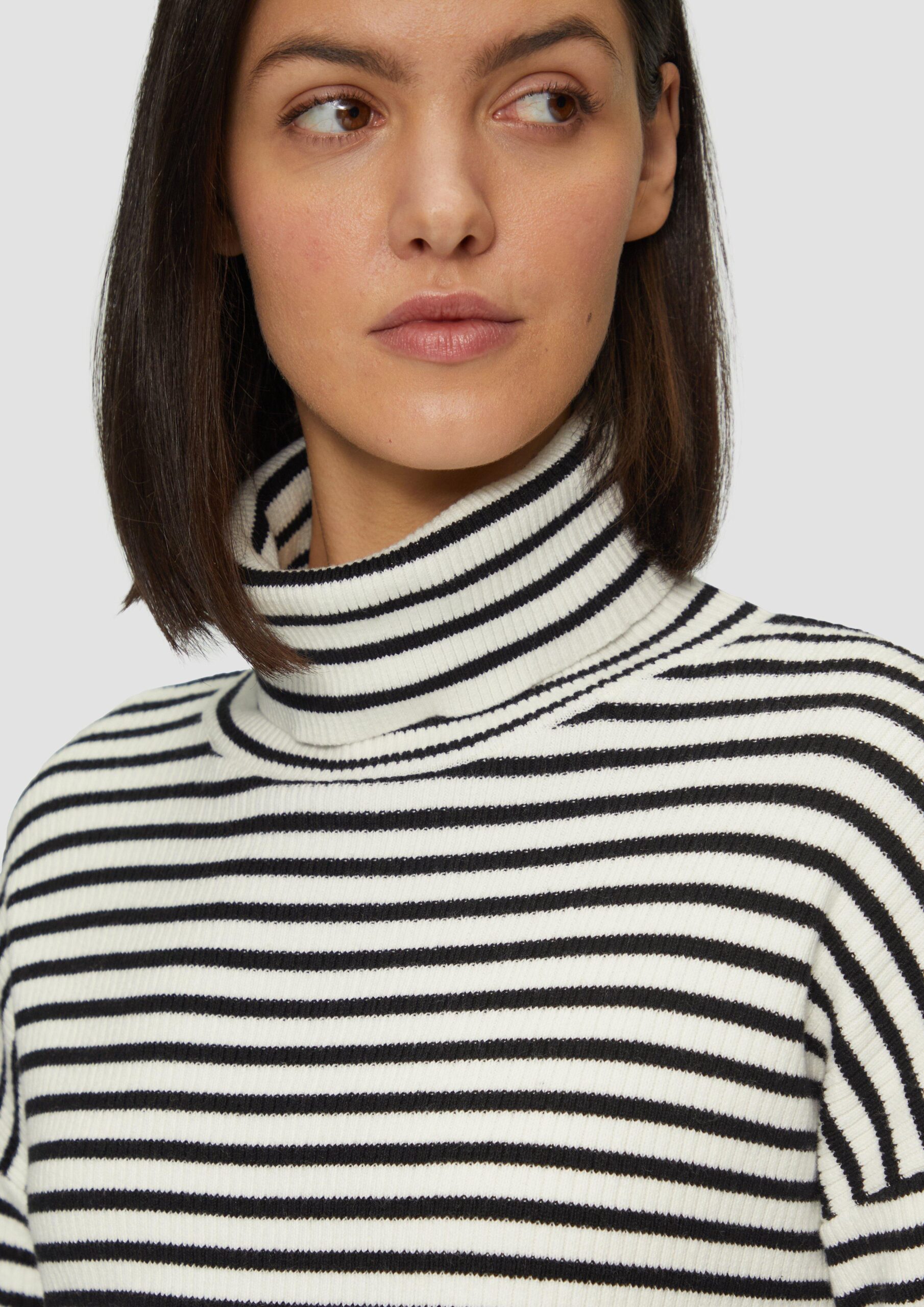 Rollkragenpullover mit Rippstruktur