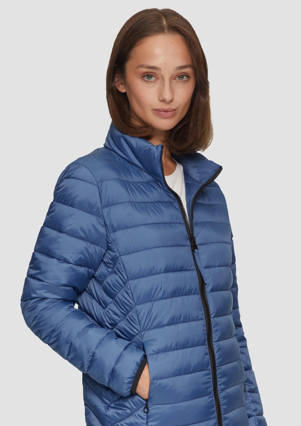 Leichte Jacke mit Steppung und Stehkragen