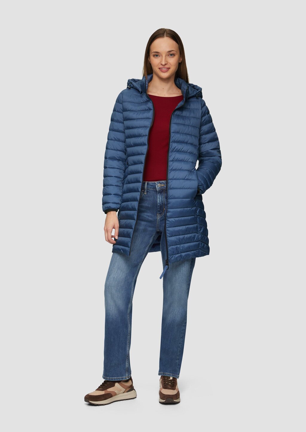 Lange Steppjacke mit abnehmbarer Kapuze im Slim Fit