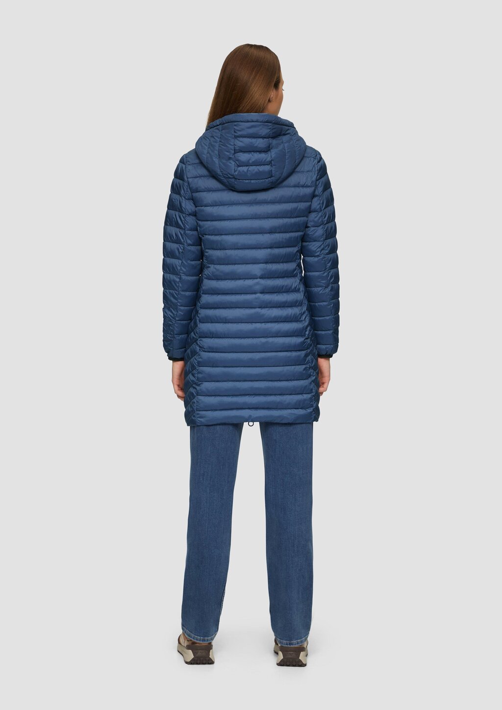 Lange Steppjacke mit abnehmbarer Kapuze im Slim Fit