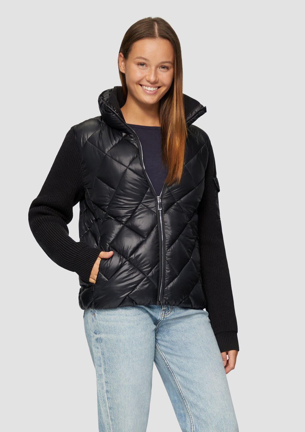 Leichte Steppjacke mit gestrickten Ärmeln