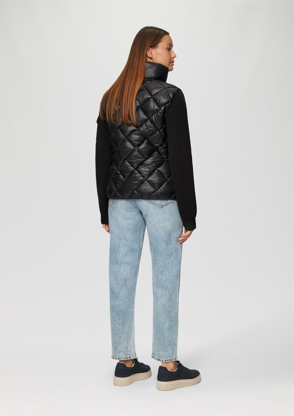 Leichte Steppjacke mit gestrickten Ärmeln