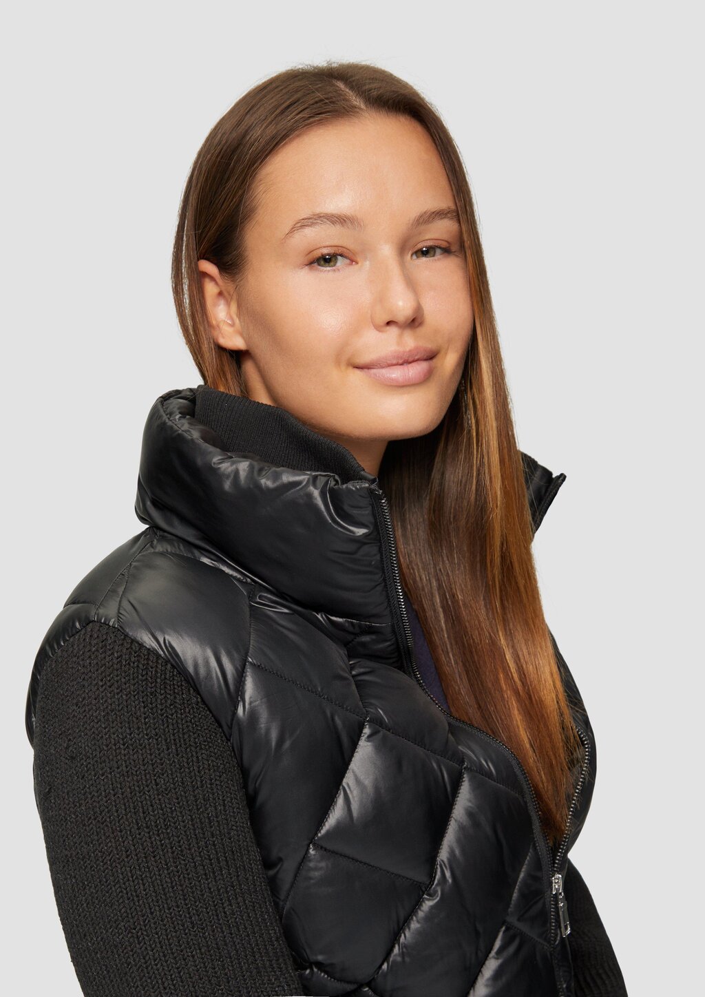 Leichte Steppjacke mit gestrickten Ärmeln