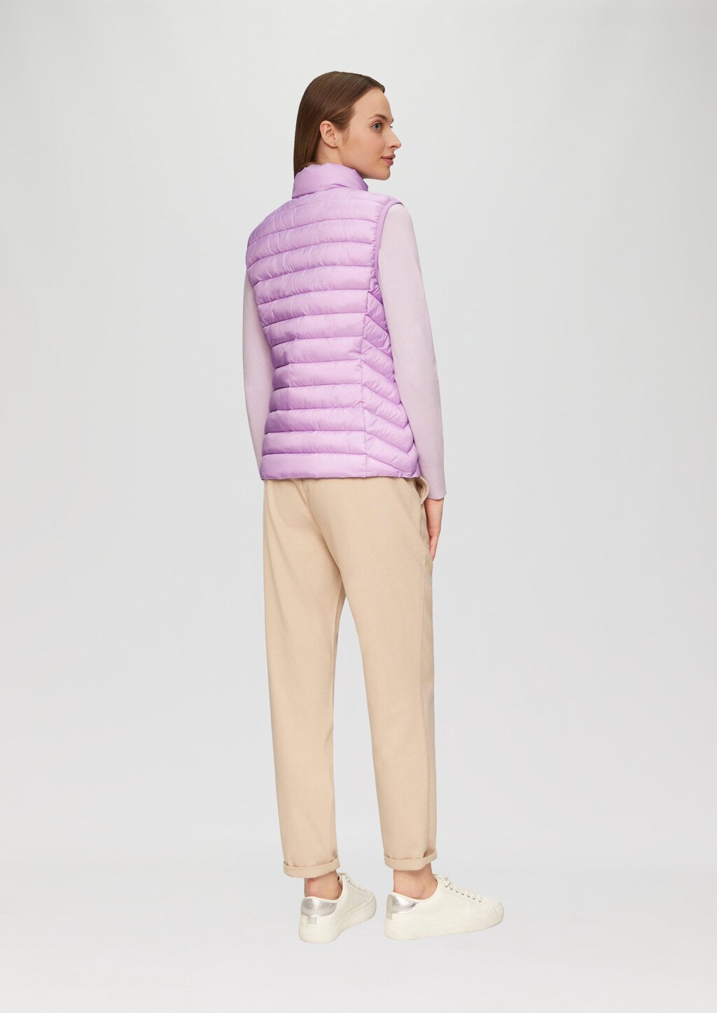 Leichte Weste mit Steppung und Stehkragen