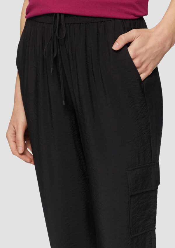 Jogpants aus strukturierter Viskose mit Cargotasche