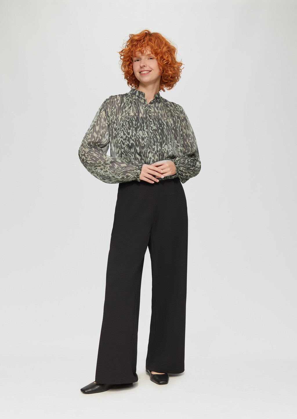 Transparente Bluse mit All-over-Print