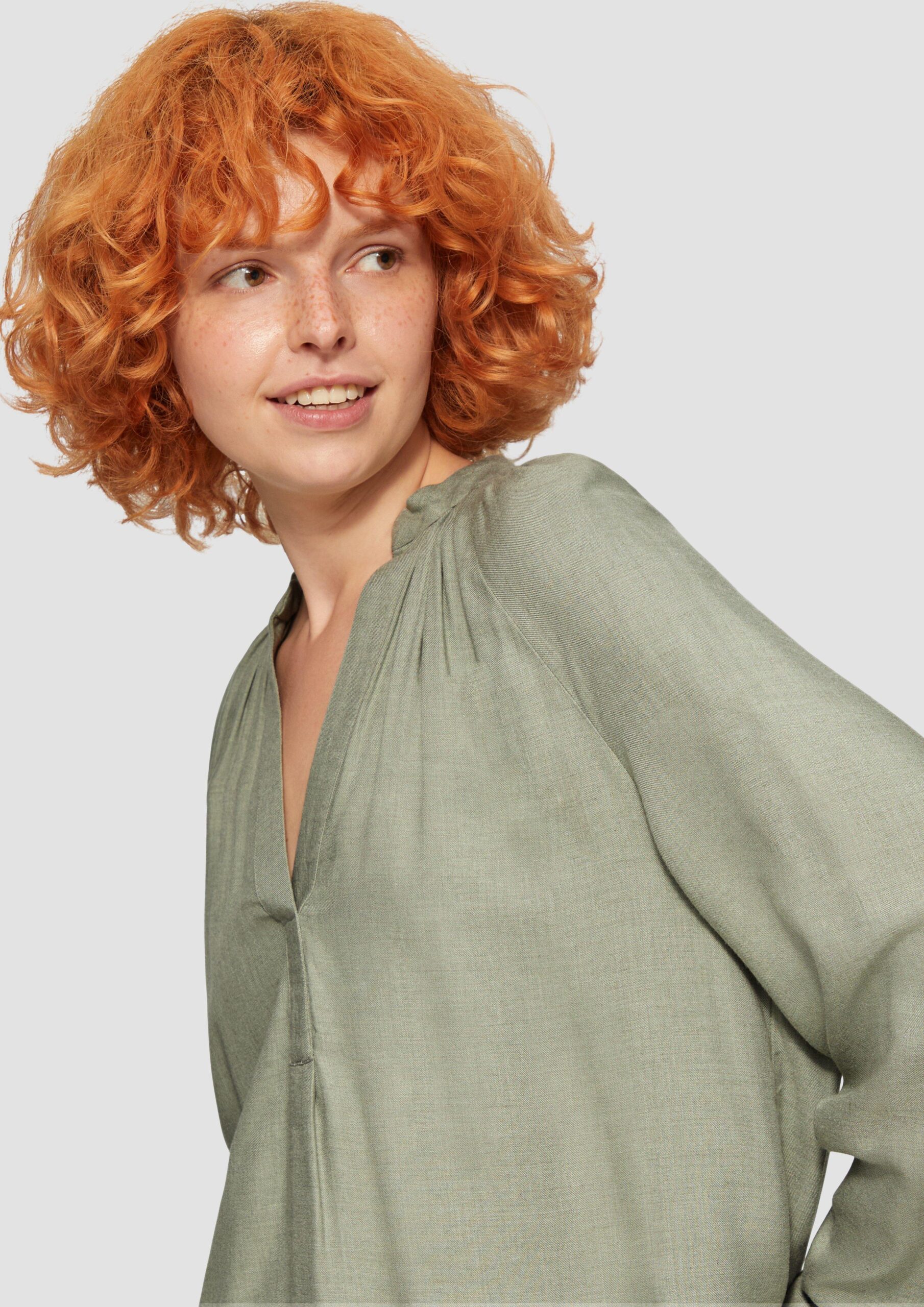 Melierte Viskosebluse mit Raffung