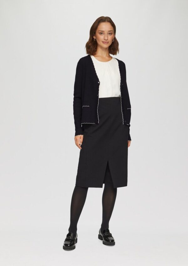 Strickjacke mit V-Ausschnitt und Kontrastnähten