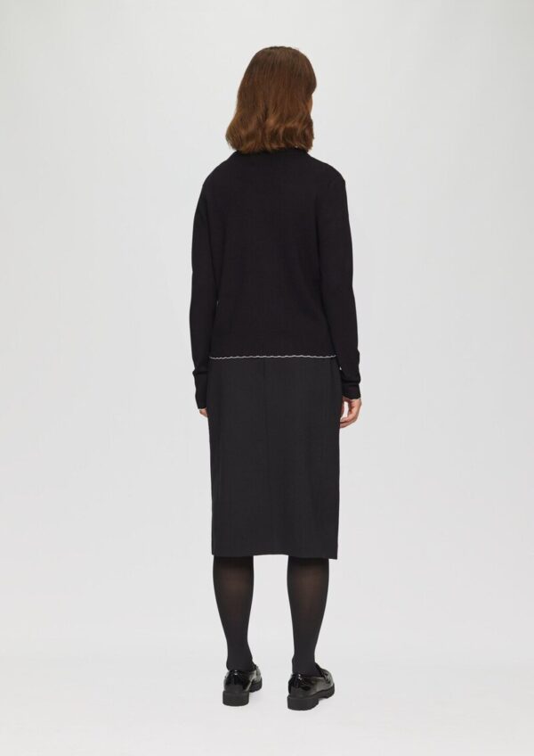 Strickjacke mit V-Ausschnitt und Kontrastnähten