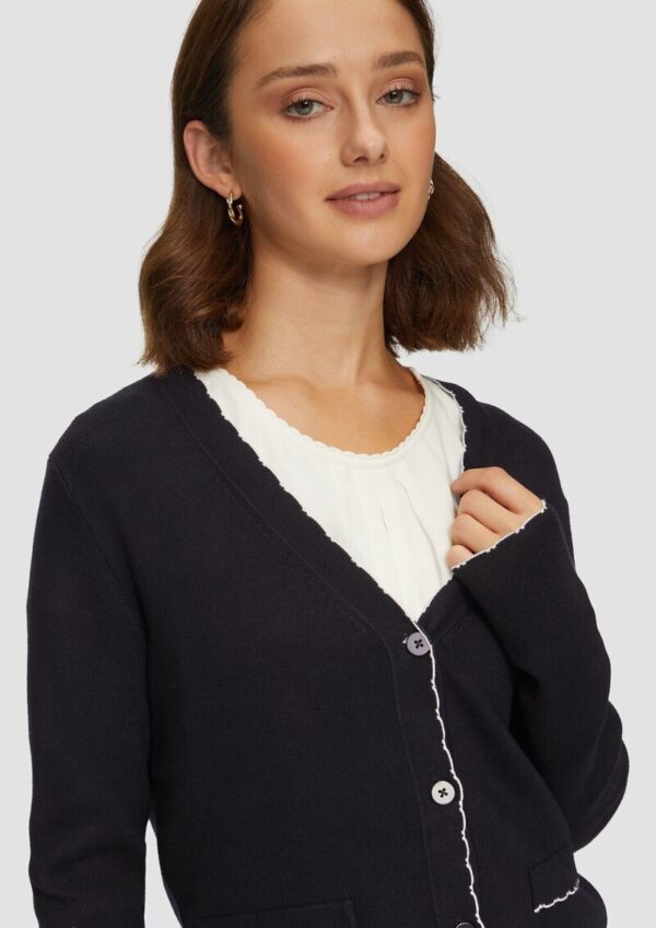 Strickjacke mit V-Ausschnitt und Kontrastnähten