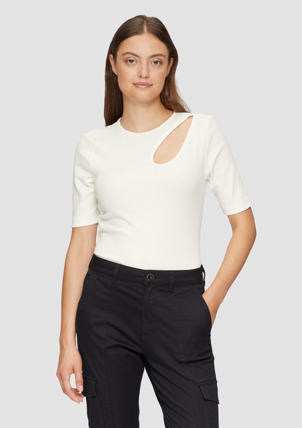 Elastisches Rippshirt mit Cut-out