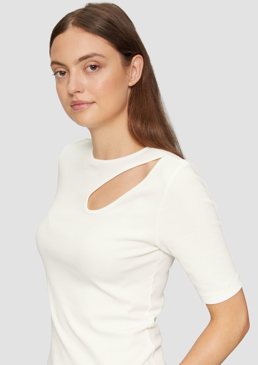 Elastisches Rippshirt mit Cut-out