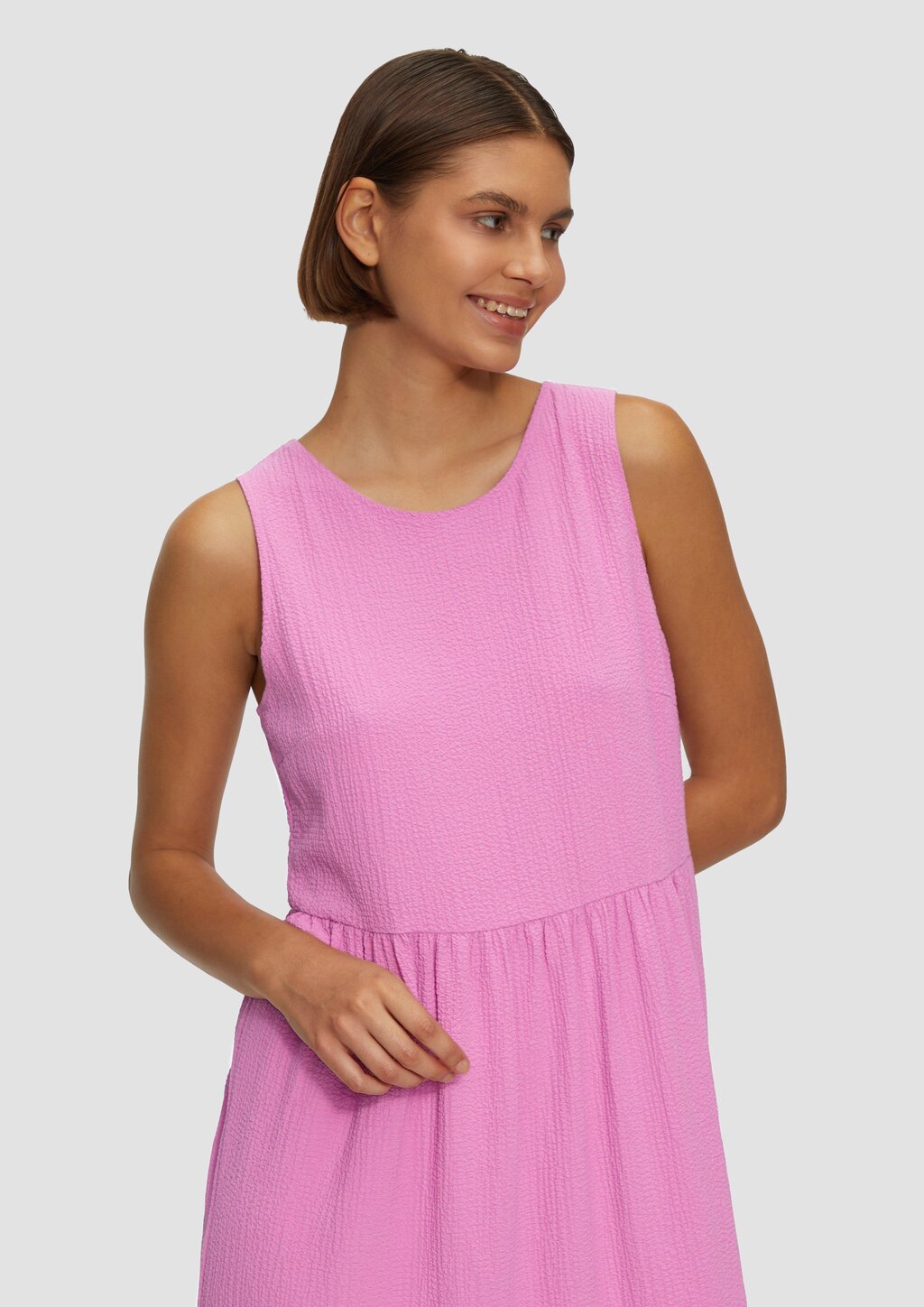 Volants-Kleid mit Crêpe-Struktur