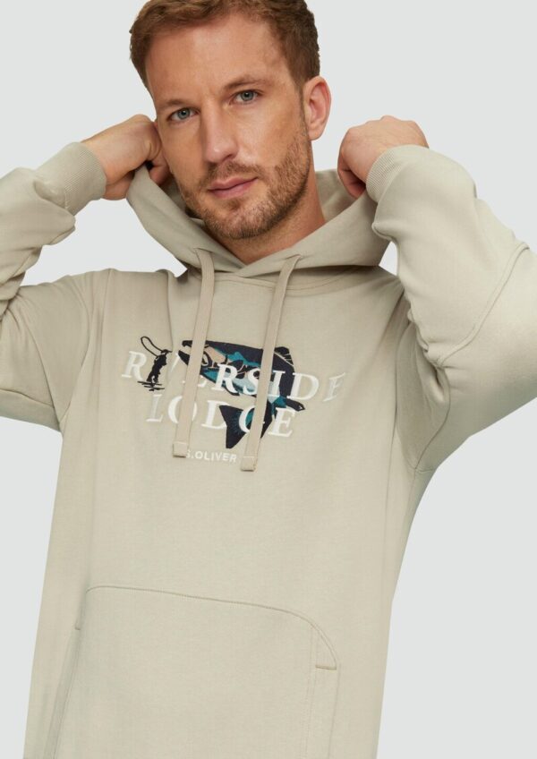 Hoodie mit Stickerei und Kängurutasche | 360° Circular Vision