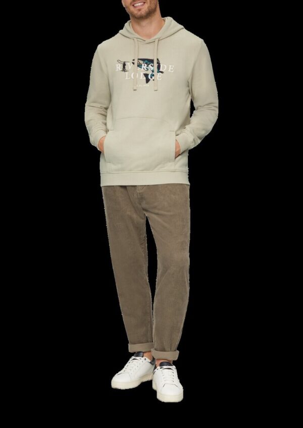 Hoodie mit Stickerei und Kängurutasche | 360° Circular Vision