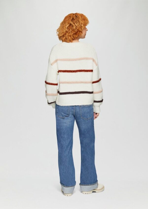 Flauschiger Pullover mit überschnittenen Schultern