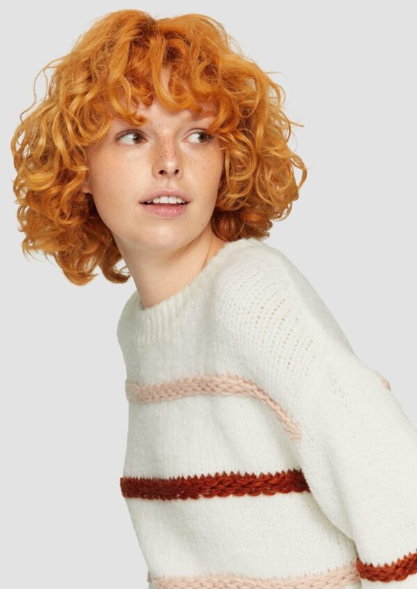 Flauschiger Pullover mit überschnittenen Schultern