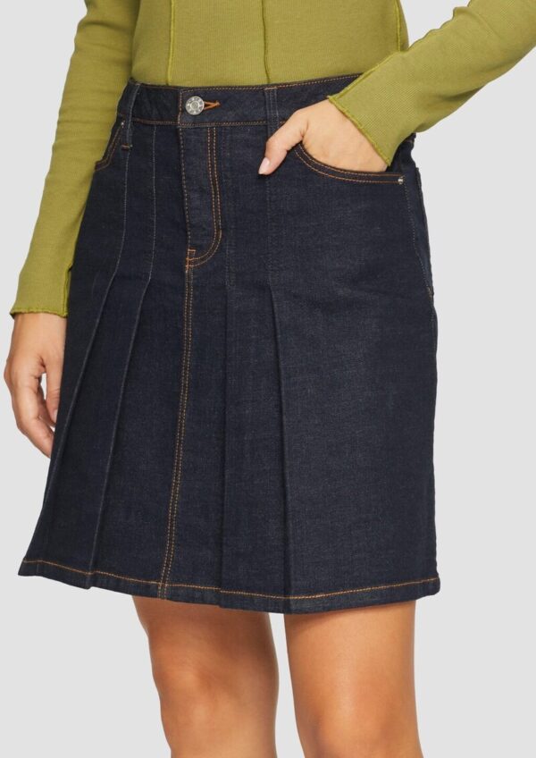 Kurzer Faltenrock aus Denim