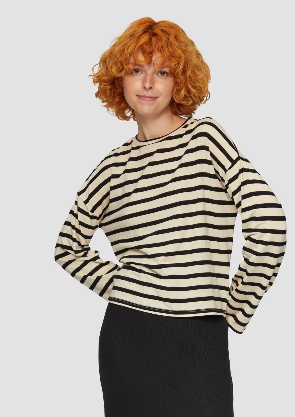 Gestreiftes Longsleeve aus Jersey mit weitem Arm