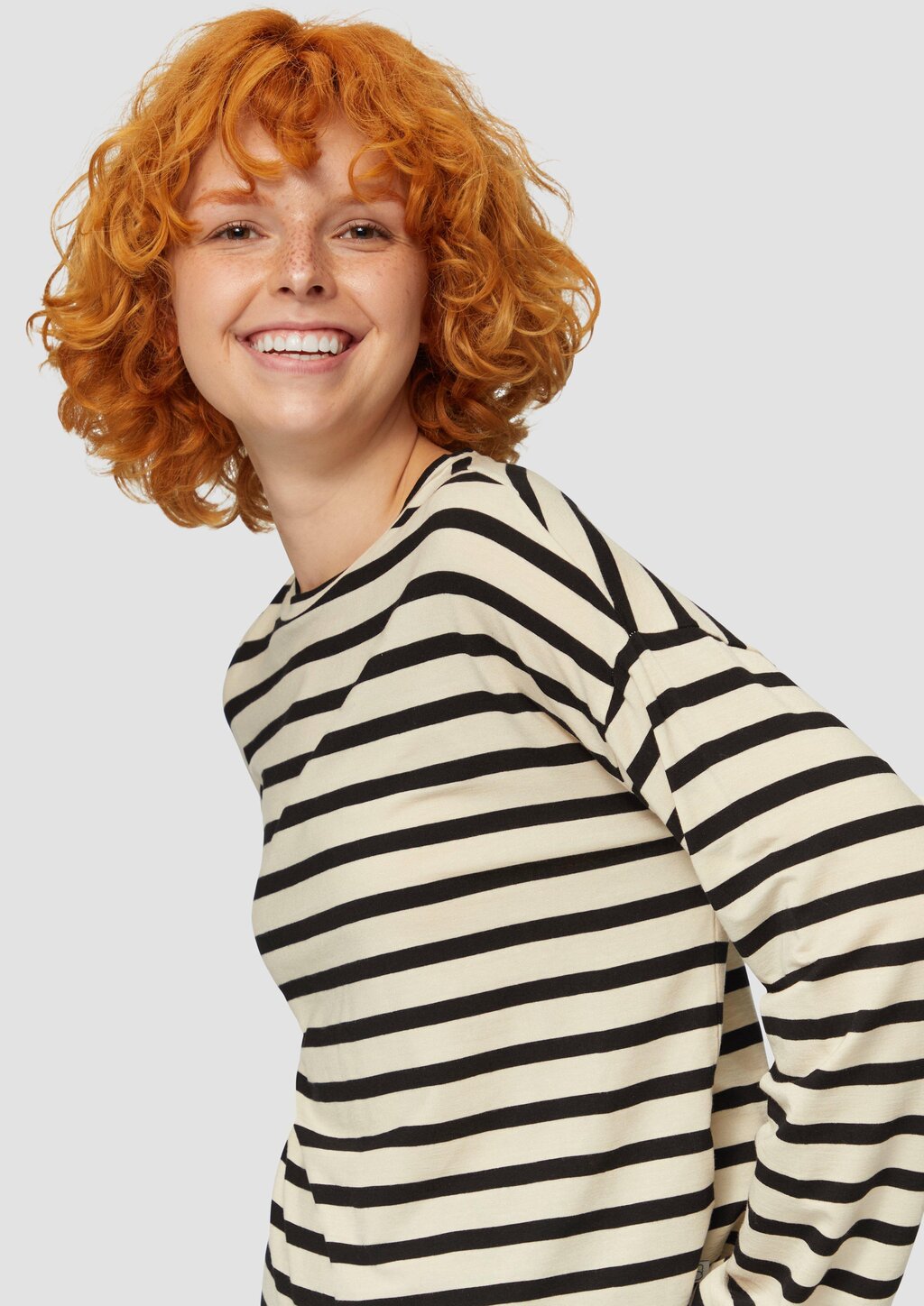 Gestreiftes Longsleeve aus Jersey mit weitem Arm