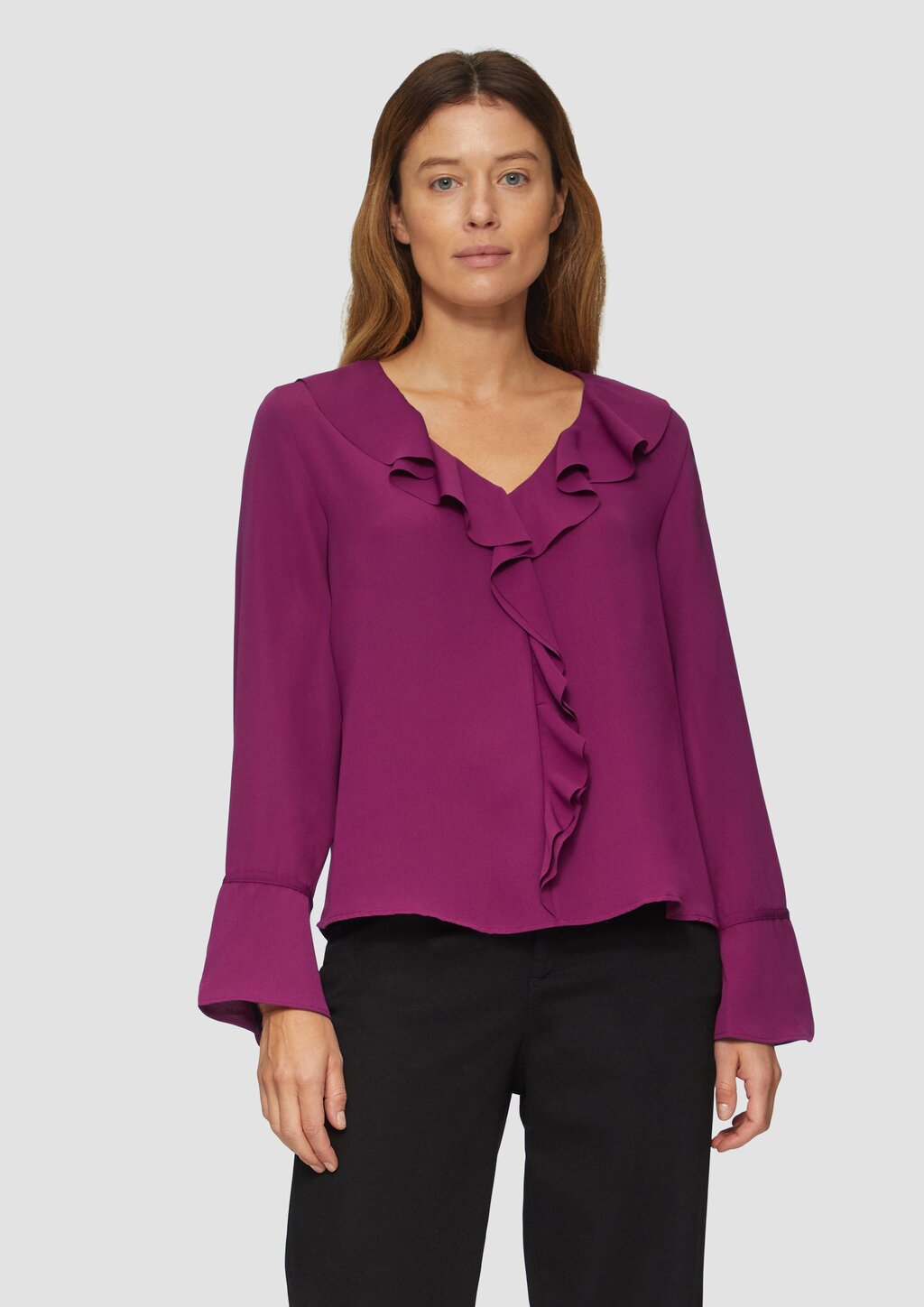 Volantbluse mit V-Ausschnitt