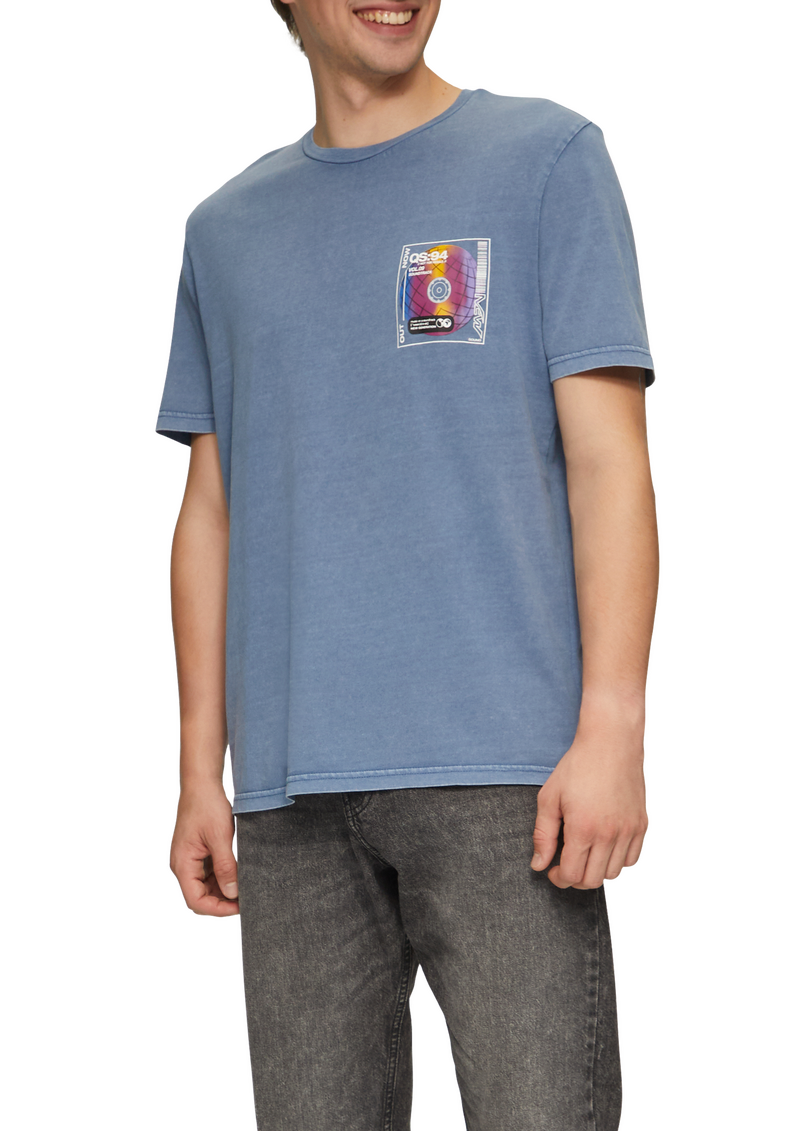Gewaschenes T-Shirt mit Front- und Rückenprint