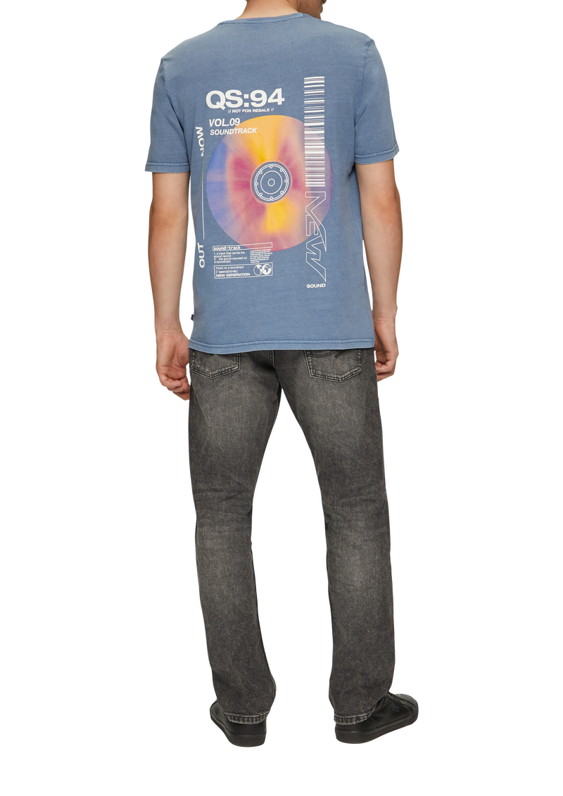 Gewaschenes T-Shirt mit Front- und Rückenprint