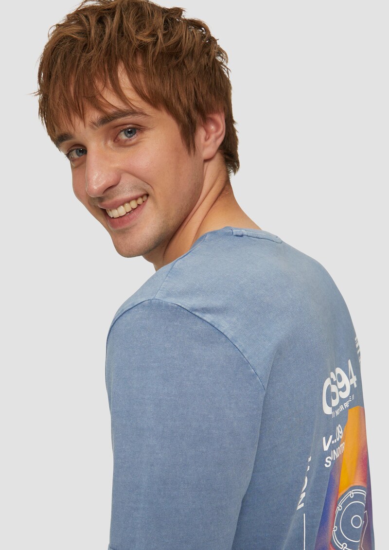 Gewaschenes T-Shirt mit Front- und Rückenprint