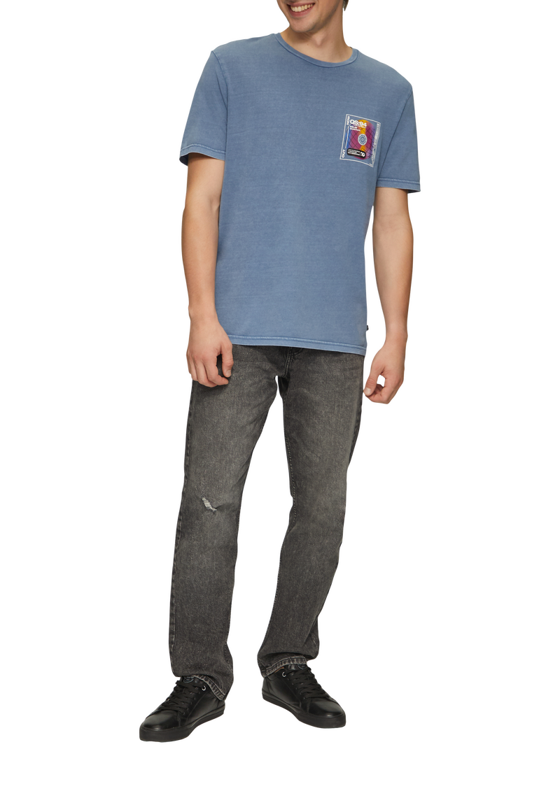 Gewaschenes T-Shirt mit Front- und Rückenprint