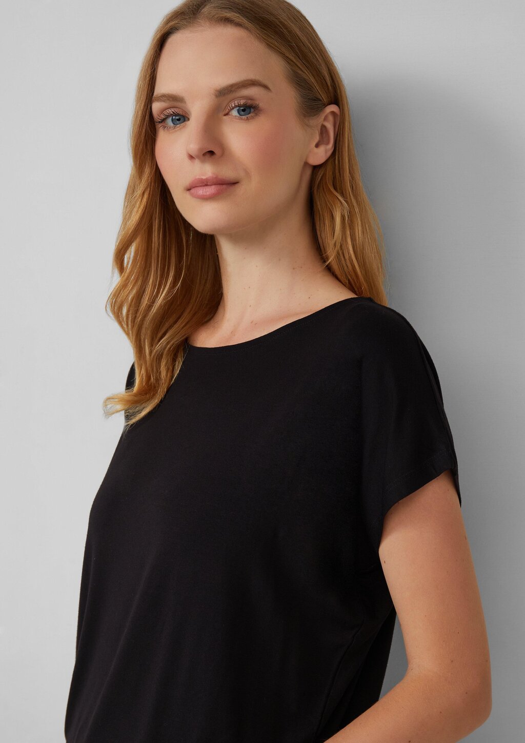 Fließendes Jersey-Shirt mit überschnittenen Schultern