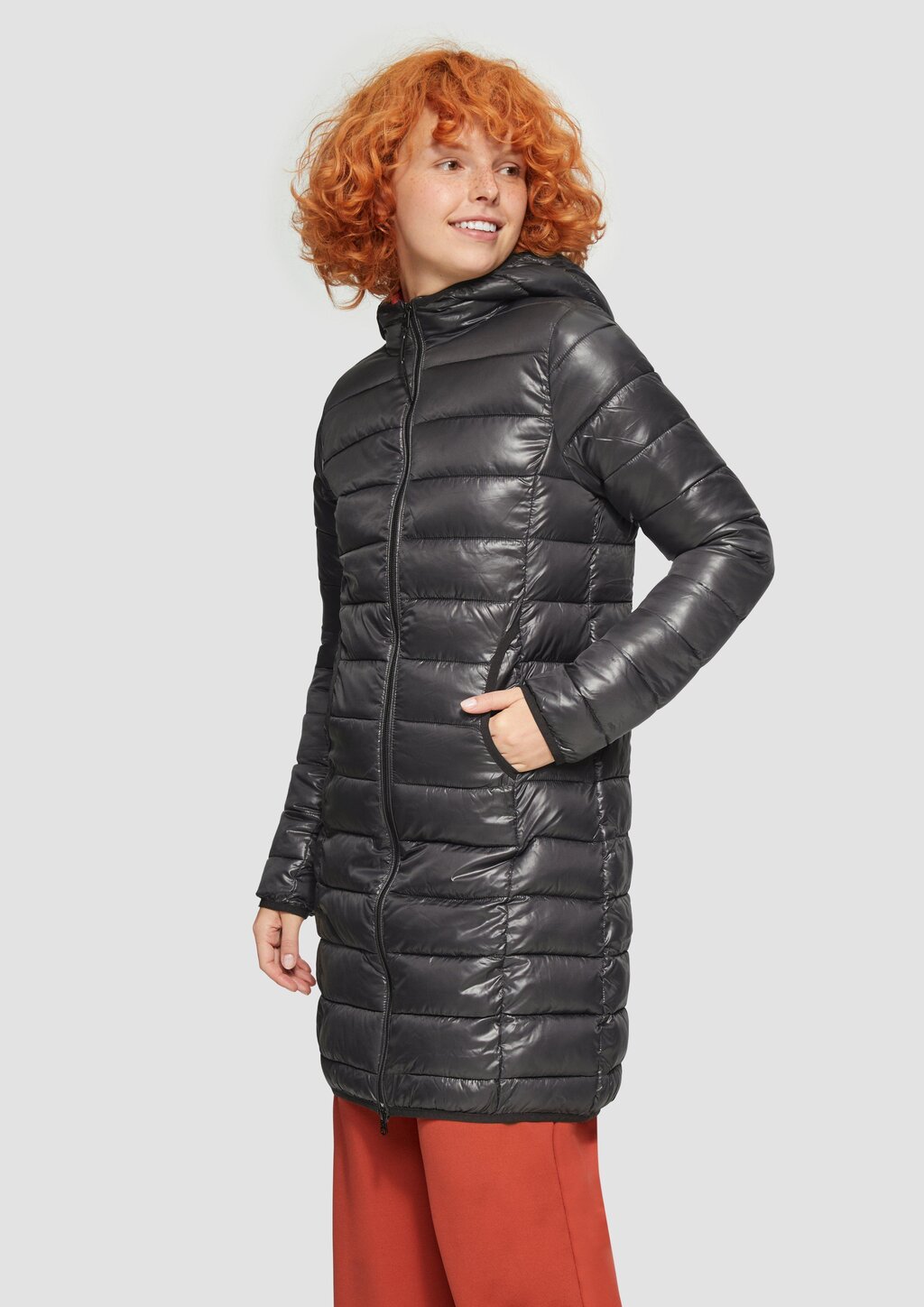 Leichter Steppmantel mit Kapuze