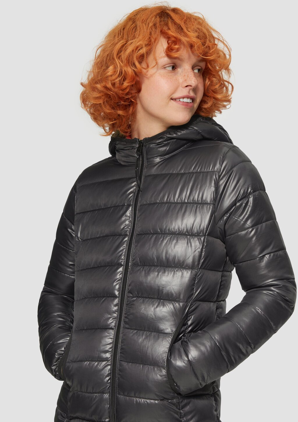 Leichter Steppmantel mit Kapuze