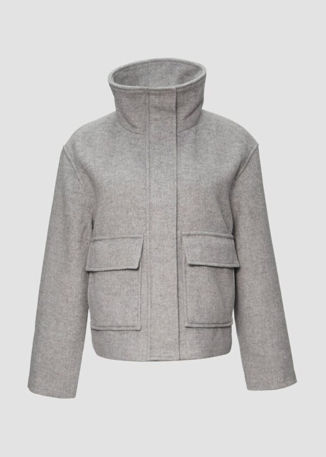 Verkürzte Wolljacke mit aufgesetzten Taschen