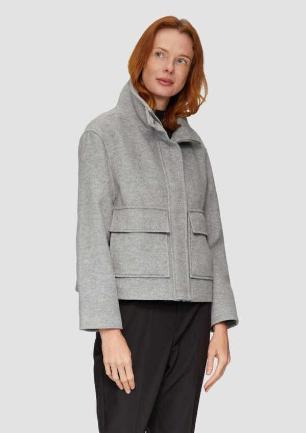 Verkürzte Wolljacke mit aufgesetzten Taschen