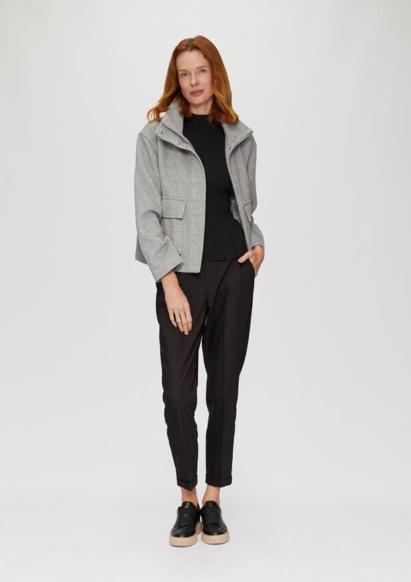Verkürzte Wolljacke mit aufgesetzten Taschen