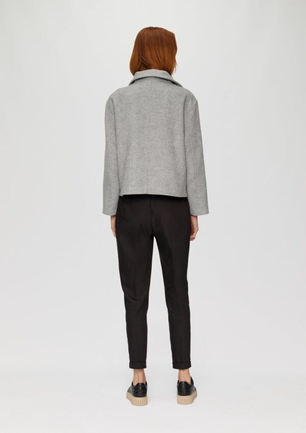 Verkürzte Wolljacke mit aufgesetzten Taschen