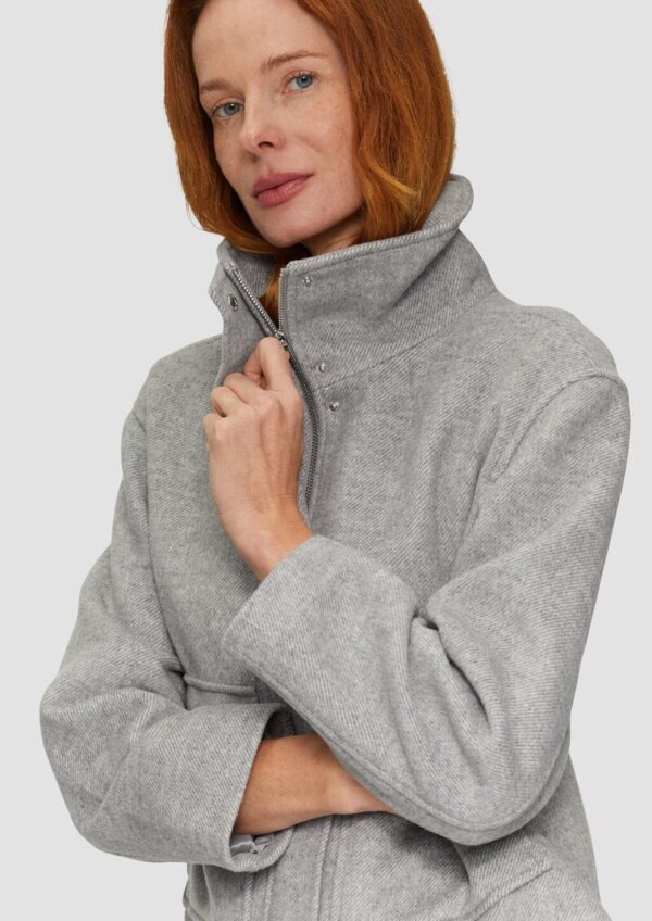 Verkürzte Wolljacke mit aufgesetzten Taschen