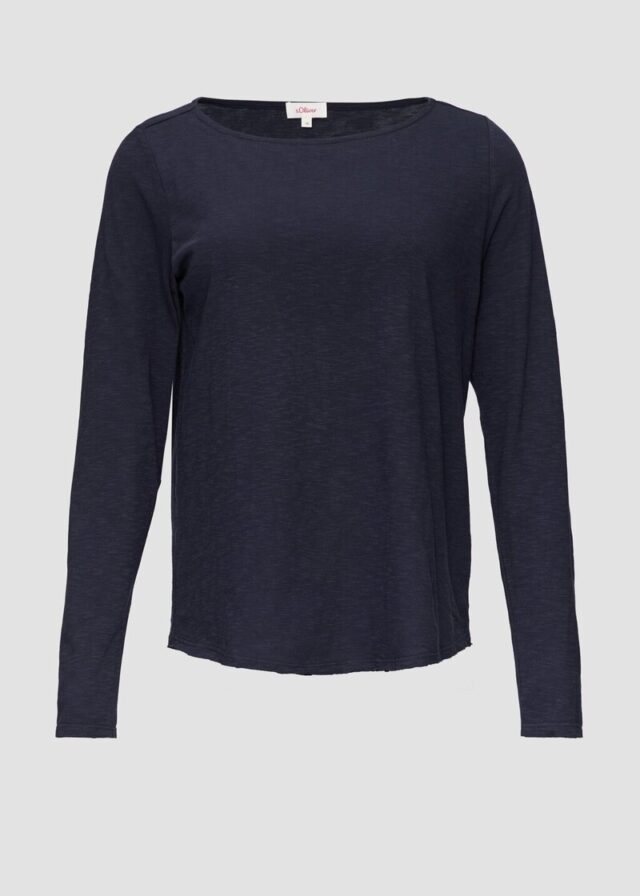 T-Shirt mit U-Boot-Ausschnitt und offenen Kanten