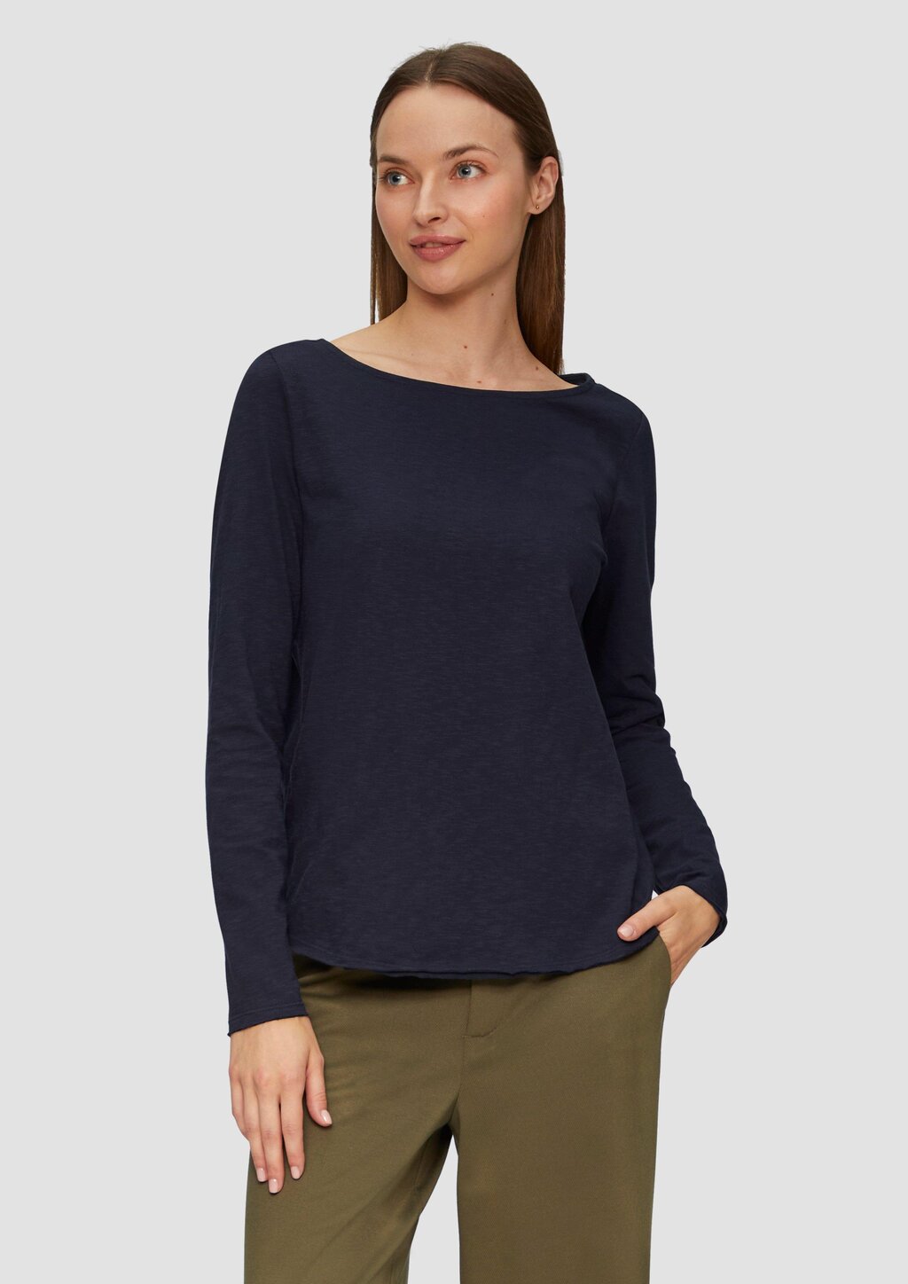 T-Shirt mit U-Boot-Ausschnitt und offenen Kanten