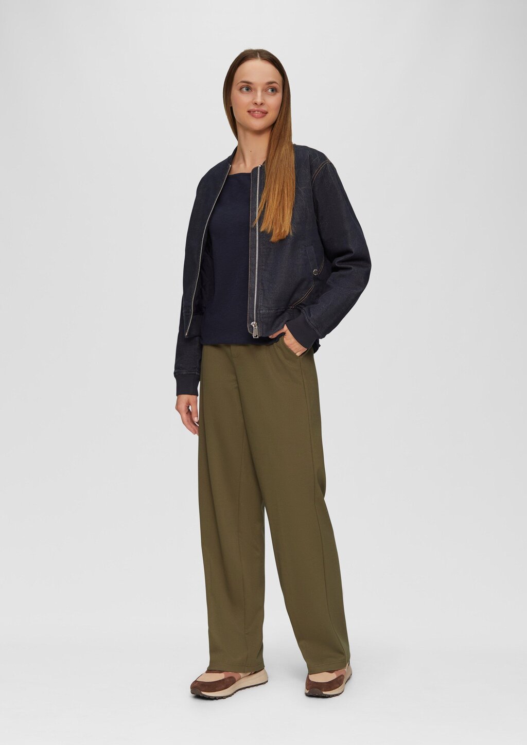 T-Shirt mit U-Boot-Ausschnitt und offenen Kanten