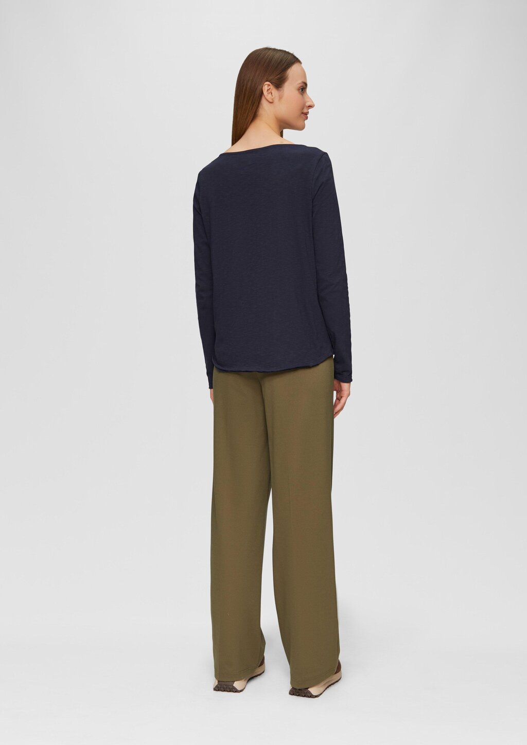 T-Shirt mit U-Boot-Ausschnitt und offenen Kanten