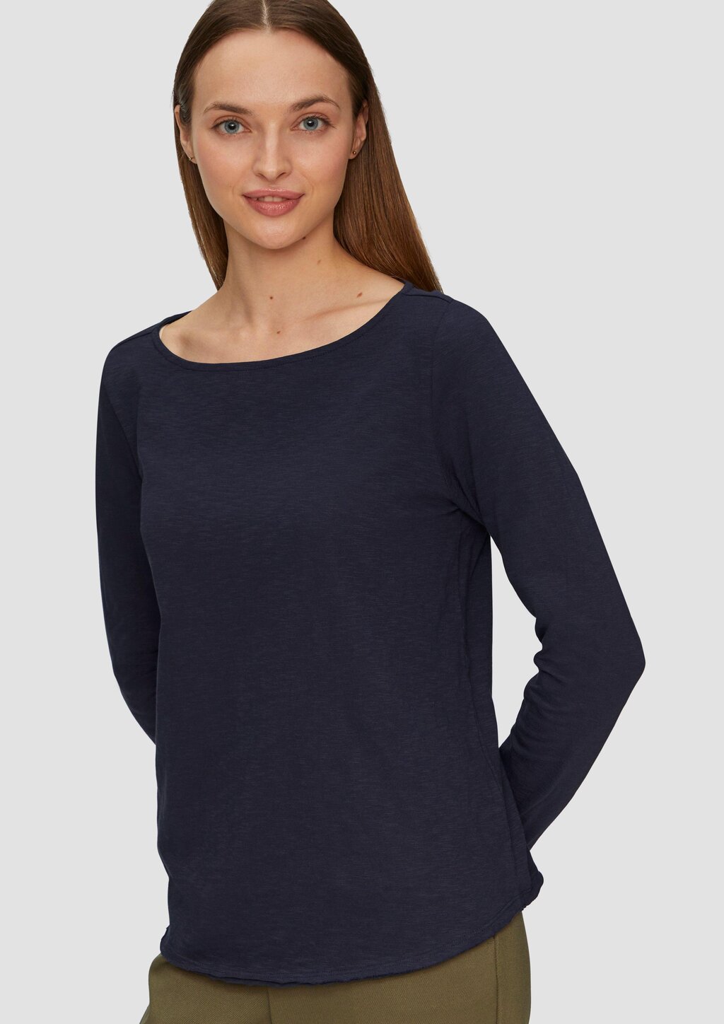 T-Shirt mit U-Boot-Ausschnitt und offenen Kanten