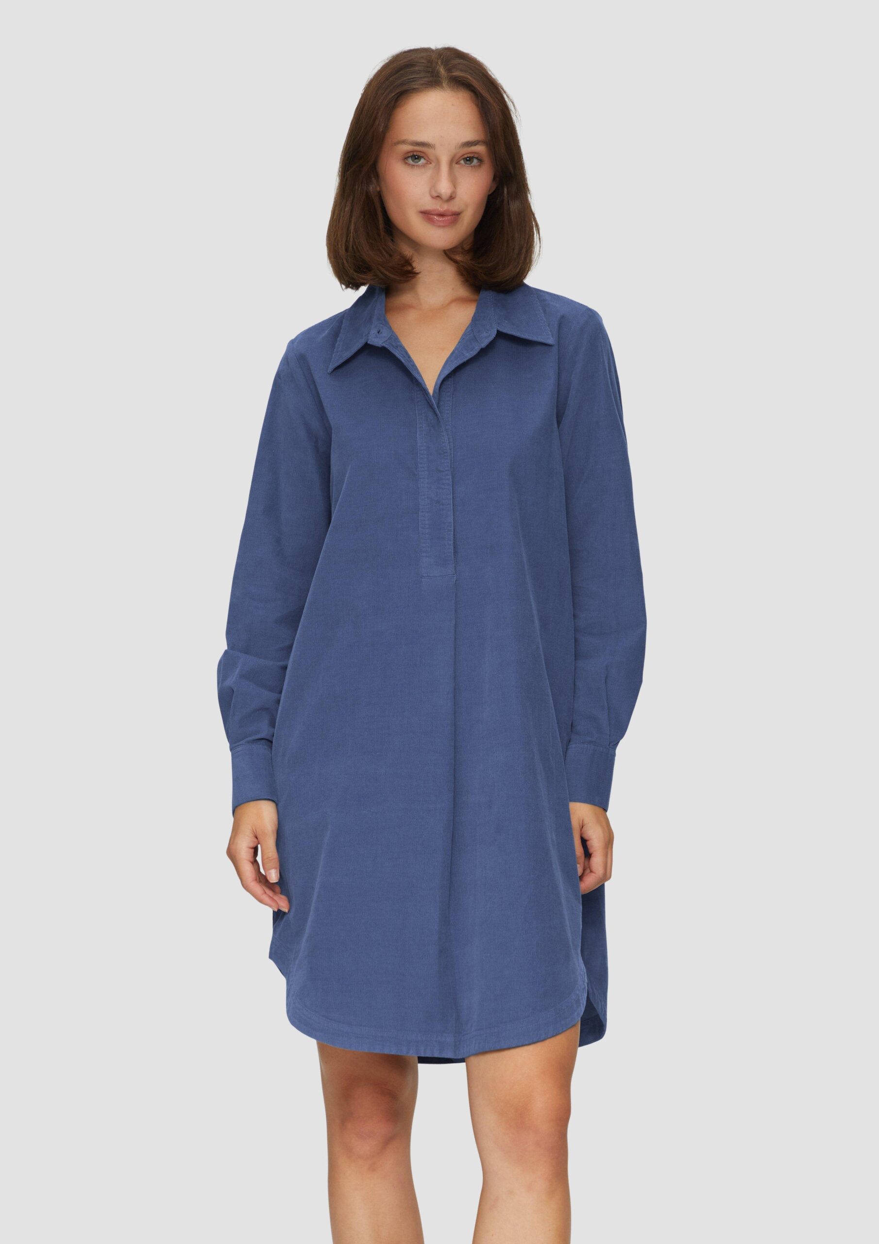 Hemdblusenkleid aus Feincord mit seitlichen Eingrifftaschen